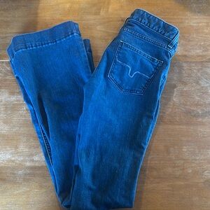 Kimes Ranch
Lola
Lightly worn